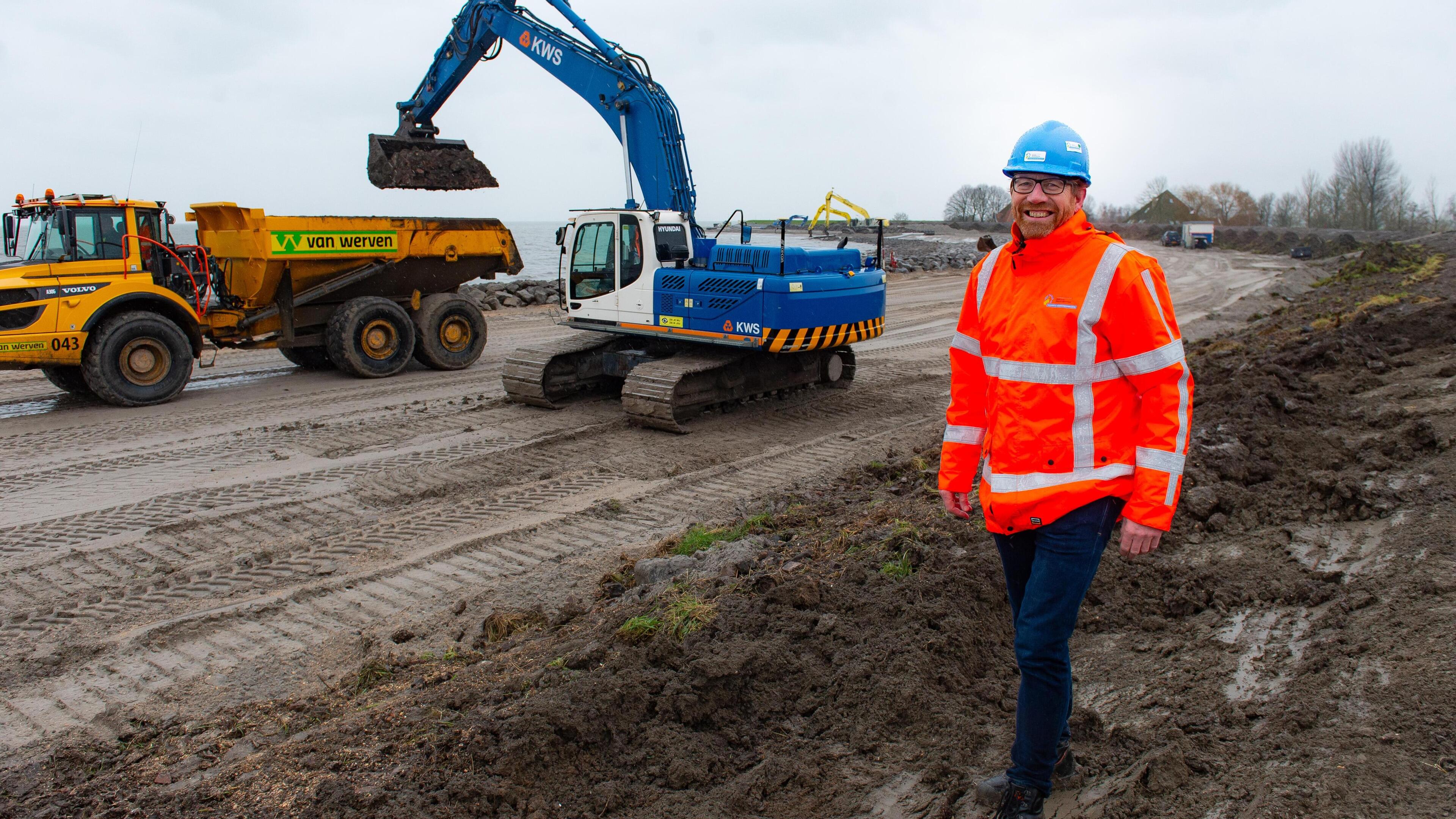 Dijk bij Warder wordt afgegraven voor een nieuwe dijk. ’De kruin van de nieuwe dijk komt een paar me